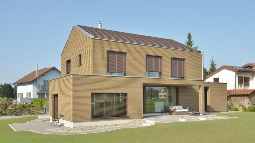 Modernes Architektenhaus mit Holzfassade