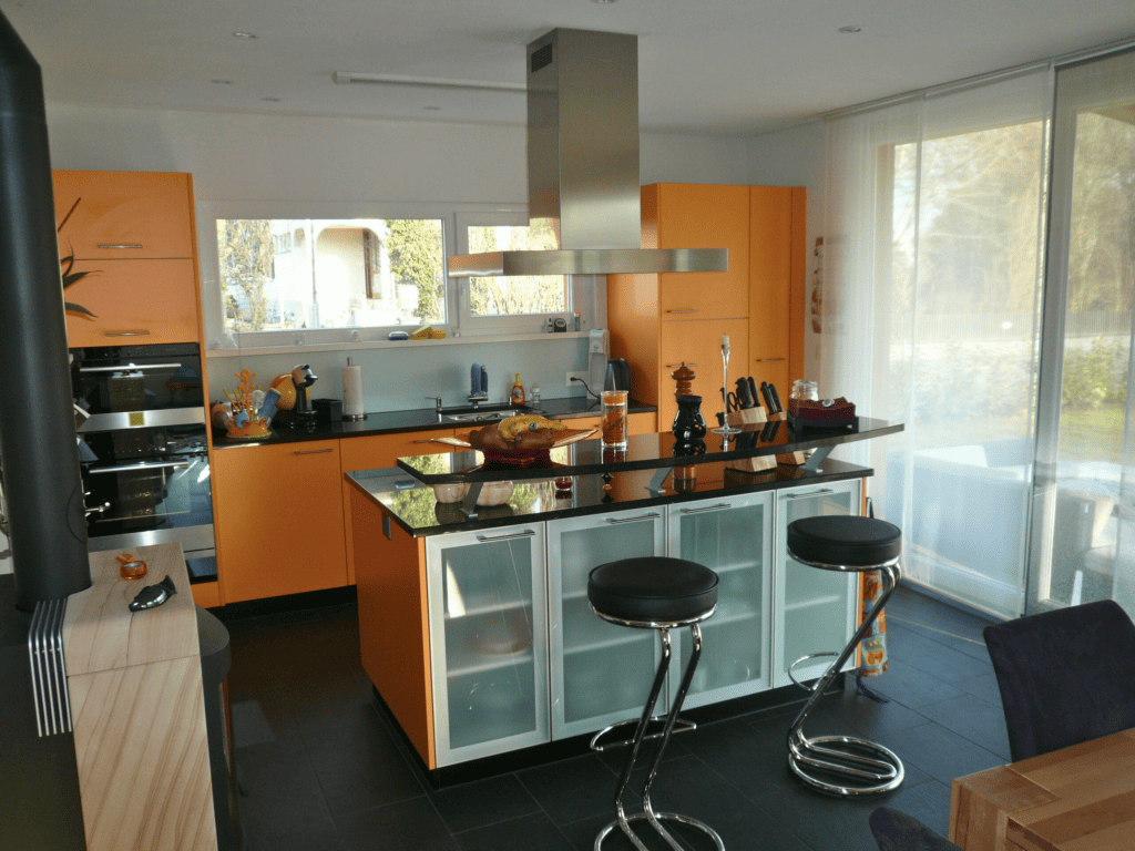 Modernes Familienhaus mit farbenfrohem Akzent Küche