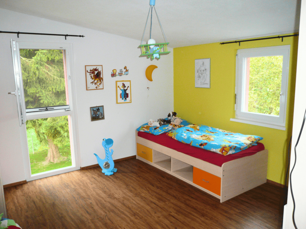 Modernes Familienhaus mit farbenfrohem Akzent Kinderzimmer